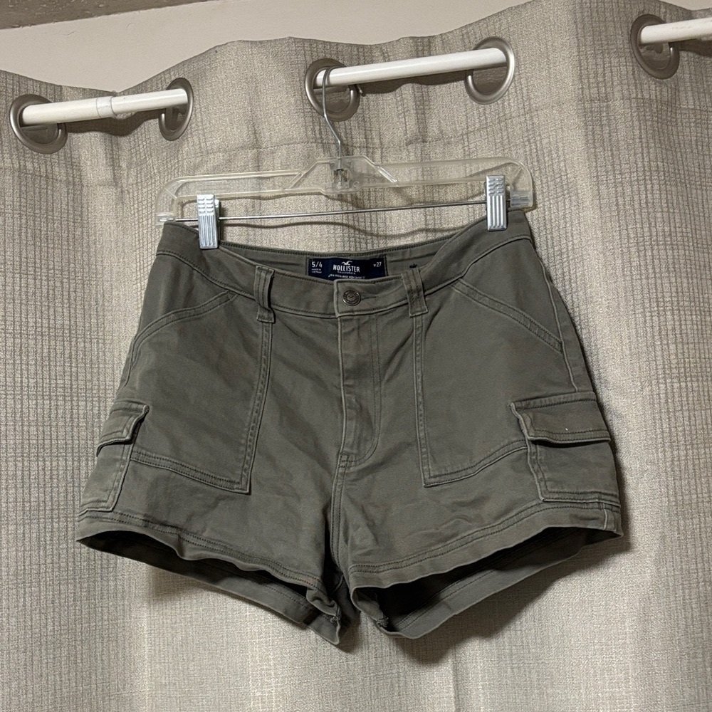 Hollister Women's Green Cargo Shorts